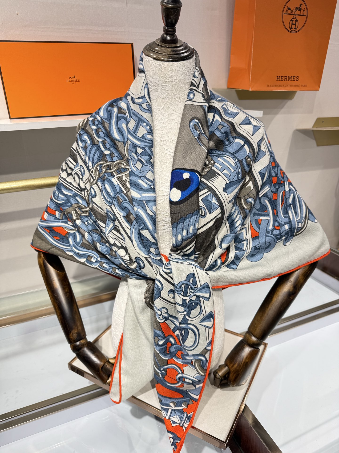 💟26年秋冬上新💞【双面同色丝绒方巾】手工卷边山羊绒和真丝混纺披肩（70%山羊绒，30%桑蚕丝） 这款披肩采用经典山羊绒