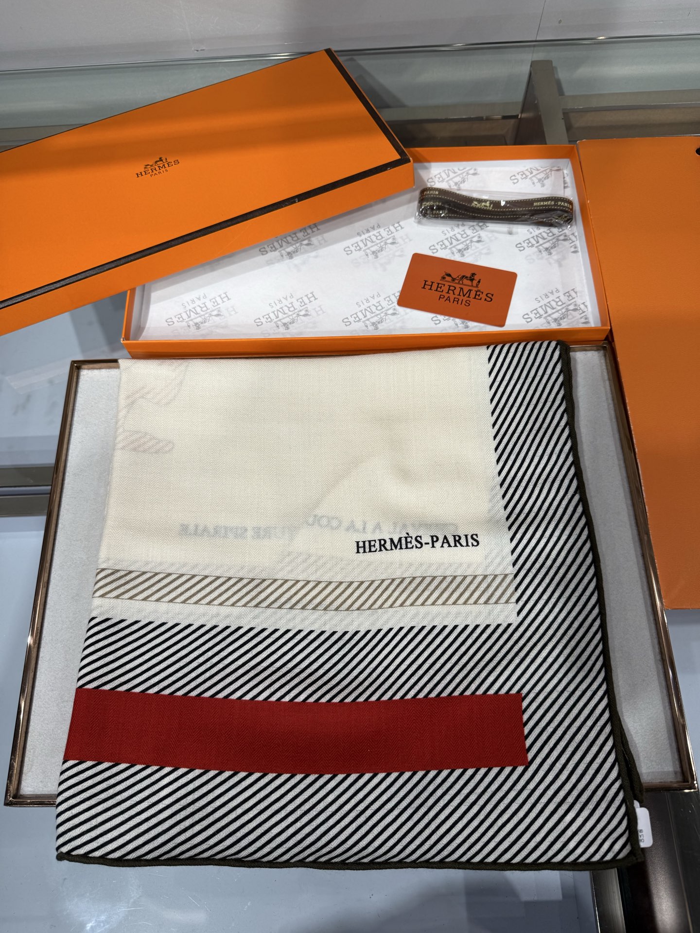 💟26年秋冬上新💞【双面同色丝绒方巾】手工卷边山羊绒和真丝混纺披肩（70%山羊绒，30%桑蚕丝） 这款披肩采用经典山羊绒