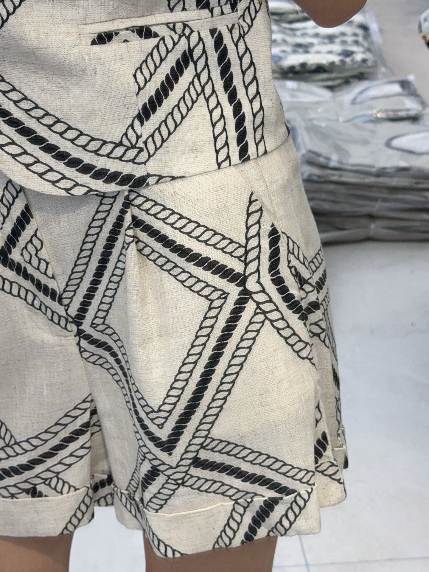 Luxurious Women’s Suit Set with Linen Outfits and Geometric Details - 图片 5