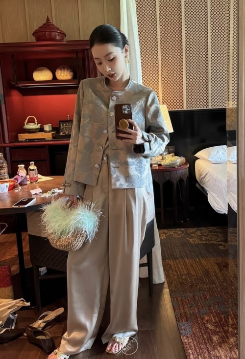 Elegant Jacquard Print Short Jacket, Round Neck, Eastern Aesthetic Style 1 Elegant Jacquard Print Short Jacket, Round Neck, Eastern Aesthetic Style