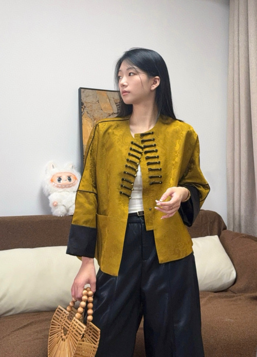 Elegant Mustard Jacquard Cropped Jacket with Mandarin Collar and 3/4 Sleeves 1 Elegant Mustard Jacquard Cropped Jacket with Mandarin Collar and 3/4 Sleeves