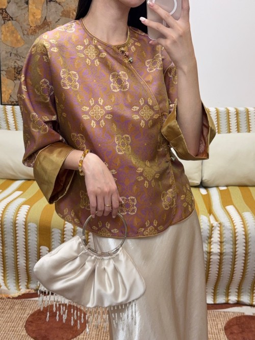 Elegant Silk Brocade Autumn Blouse with Floral Jacquard and 3/4 Sleeves 1 Elegant Silk Brocade Autumn Blouse with Floral Jacquard and 3/4 Sleeves