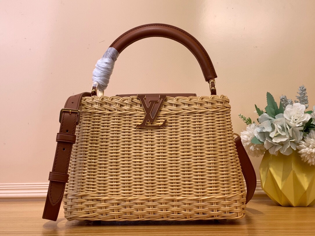 NO:551232,Top original order [CAUCINES BB handbag] m11617 brown m24976 yellow (woven) This Caucines BB Hl handbag has a unique rattan woven structure, paying tribute to the Louis Vuitton picnic box design that came out in 1892. The cow leather shapes the top handle and flap, the LV letters reveal a metallic texture, and the detachable and adjustable leather shoulder strap is easy to carry on the shoulder. Dimensions 27 x 17.3 x 9 cm  125121350,,louis vuitton,louis vuitton,cowhide19860909顶级原单【CAUCINES BB 手袋】 m11617 棕色 m24976 黄色（编织） 本款 Caucines BB Hl手袋以藤条编织别致构型,致意 1892 年问世的路易威登野餐箱设计.牛皮革塑造顶部手柄和翻盖,LV 字母流露金属质感,可拆卸并调节的皮革肩带方便肩背. 尺寸27 x 17.3 x 9 cm 125121350,,louis vuitton,louis vuitton,cowhide,Bag
