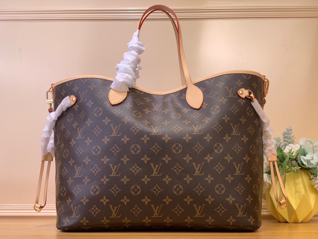 NO:619834,Top original single [Sac Neverfull Bandoulière Inside Out GM] m11948 Presbyopia/Apricot (seal double-sided) The iconic Neverfull JhLt model is redesigned in a reversible version this season. This Neverfull Inside Out  GM shoulder bag with shiny gold metallic finish, made of Monogram canvas with colorful stamp on the back. Equipped with hooks on the sides, it can be turned into a hobo bag and thanks to its removable strap it can also be worn on the shoulder. Dimensions 32x19x39 cm 6216065,,shoulder bags19860909顶级原单【Sac Neverfull Bandoulière Inside Out GM】 m11948 老花/杏色（印章双面） 标志性的Neverfull JhLt模型本季以可逆版本重新设计.这款Neverfull Inside Out GM单肩包采用闪亮的金色金属饰面,由Monogram帆布制成,背面饰有彩色印章.两侧配有钩子,可以将其变成一个流浪汉包,由于其可拆卸的肩带,它也可以戴在肩上. 尺寸32x19x39厘米 6216065,,shoulder bags,Bag