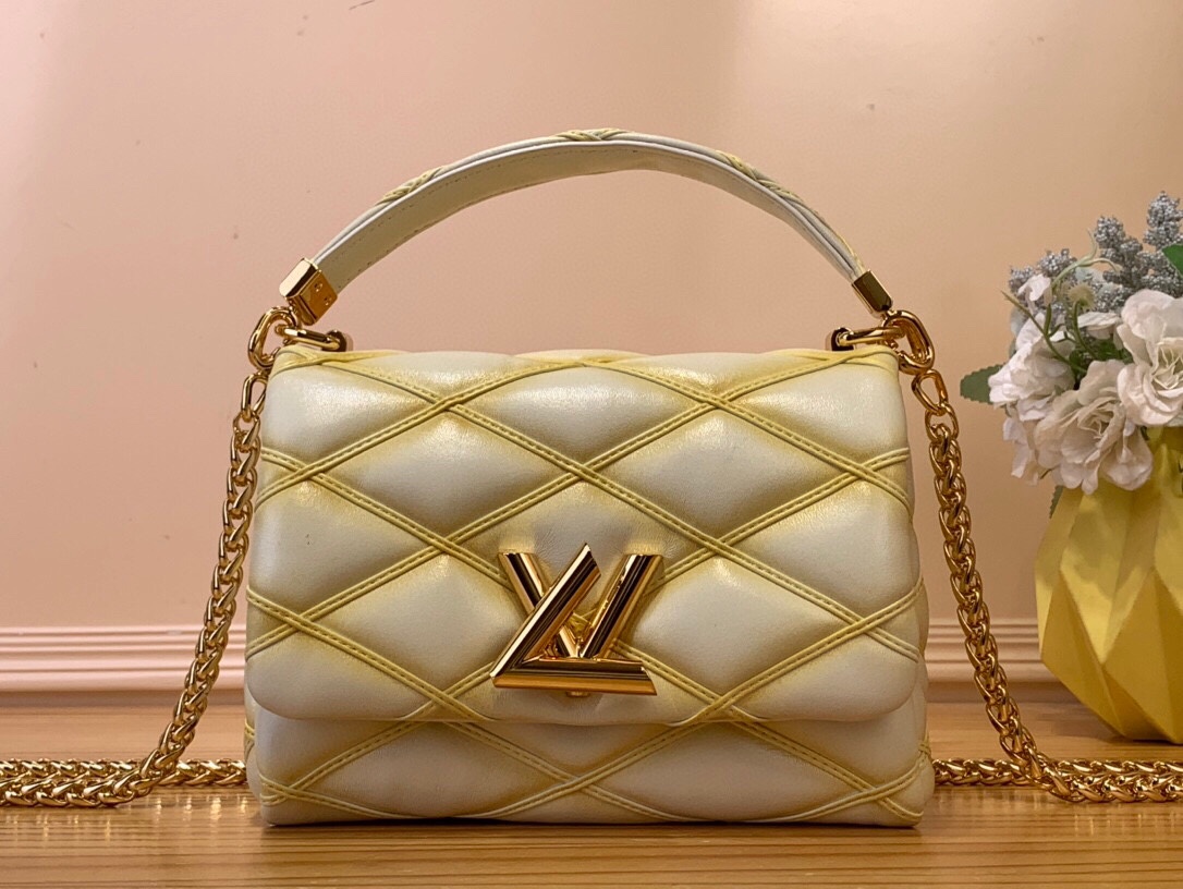 NO:620449,Top original order [GO-14 small handbag] M12004 black M12332 sand color M12338 off-white M12434 denim blue M12567 burgundy This GO-14 small handbag comes from the autumn and winter series. This time it uses light padding and a slim chain, and is embellished with soft sheepskin Malletage  The quilted pattern can be easily worn day or night. Ample interior space with patch pockets and vanity mirror. Dimensions 14 x 9 x 20 cm 8519095,,sheepskin19860909顶级原单【GO-14 小号手袋】M12004 黑色 M12332 沙色 M12338 米白色 M12434 牛仔蓝 M12567 酒红色 本款 GO-14 小号手袋出自 秋冬系列,此次采用轻薄衬垫和纤细链条,再为柔软羊皮革点缀 Malletage 绗缝图案,可轻松驾驭昼夜场合.充裕内部空间设有贴袋与化妆镜. 尺寸14 x 9 x 20 厘米 8519095,,sheepskin,Bag