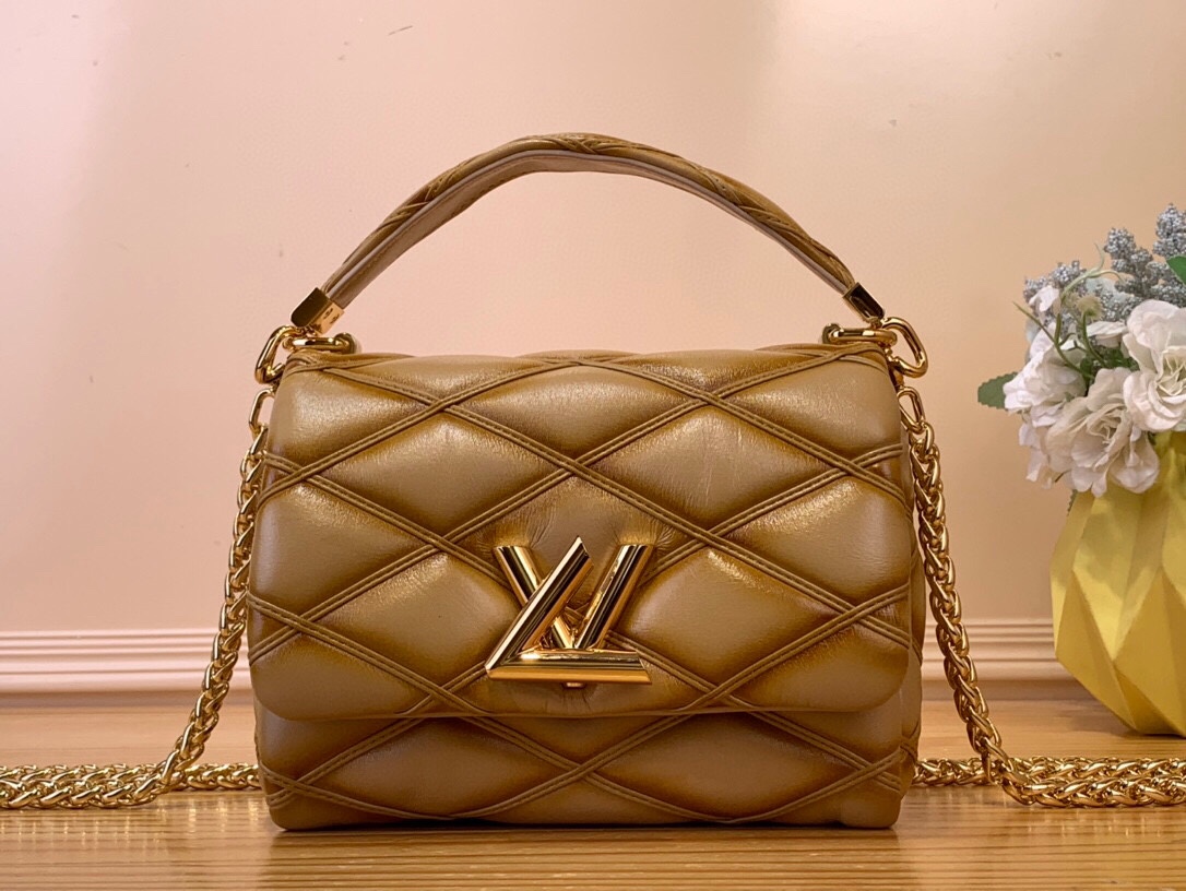 NO:620420,Top original order [GO-14 small handbag] M12004 black M12332 sand color M12338 off-white M12434 denim blue M12567 burgundy This GO-14 small handbag comes from the autumn and winter series. This time it uses light padding and a slim chain, and is embellished with soft sheepskin Malletage  The quilted pattern can be easily worn day or night. Ample interior space with patch pockets and vanity mirror. Dimensions 14 x 9 x 20 cm 8519095,,sheepskin19860909顶级原单【GO-14 小号手袋】M12004 黑色 M12332 沙色 M12338 米白色 M12434 牛仔蓝 M12567 酒红色 本款 GO-14 小号手袋出自 秋冬系列,此次采用轻薄衬垫和纤细链条,再为柔软羊皮革点缀 Malletage 绗缝图案,可轻松驾驭昼夜场合.充裕内部空间设有贴袋与化妆镜. 尺寸14 x 9 x 20 厘米 8519095,,sheepskin,Bag