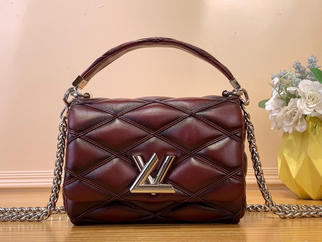 NO:620408,Top original order [GO-14 small handbag] M12004 black M12332 sand color M12338 off-white M12434 denim blue M12567 burgundy This GO-14 small handbag comes from the autumn and winter series. This time it uses light padding and a slim chain, and is embellished with soft sheepskin Malletage  The quilted pattern can be easily worn day or night. Ample interior space with patch pockets and vanity mirror. Dimensions 14 x 9 x 20 cm 8519095,,sheepskin19860909顶级原单【GO-14 小号手袋】M12004 黑色 M12332 沙色 M12338 米白色 M12434 牛仔蓝 M12567 酒红色 本款 GO-14 小号手袋出自 秋冬系列,此次采用轻薄衬垫和纤细链条,再为柔软羊皮革点缀 Malletage 绗缝图案,可轻松驾驭昼夜场合.充裕内部空间设有贴袋与化妆镜. 尺寸14 x 9 x 20 厘米 8519095,,sheepskin,Bag