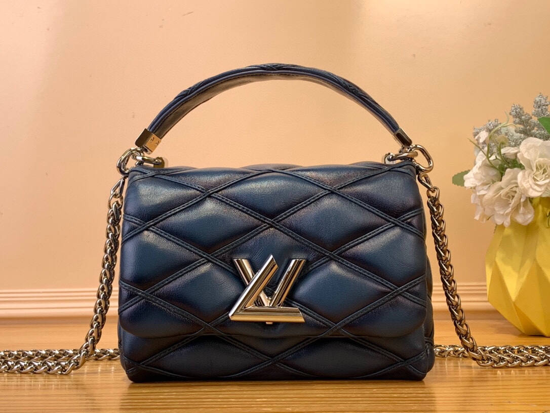 NO:620395,Top original order [GO-14 small handbag] M12004 black M12332 sand color M12338 off-white M12434 denim blue M12567 burgundy This GO-14 small handbag comes from the autumn and winter series. This time it uses light padding and a slim chain, and is embellished with soft sheepskin Malletage  The quilted pattern can be easily worn day or night. Ample interior space with patch pockets and vanity mirror. Dimensions 14 x 9 x 20 cm 8519095,,sheepskin19860909顶级原单【GO-14 小号手袋】M12004 黑色 M12332 沙色 M12338 米白色 M12434 牛仔蓝 M12567 酒红色 本款 GO-14 小号手袋出自 秋冬系列,此次采用轻薄衬垫和纤细链条,再为柔软羊皮革点缀 Malletage 绗缝图案,可轻松驾驭昼夜场合.充裕内部空间设有贴袋与化妆镜. 尺寸14 x 9 x 20 厘米 8519095,,sheepskin,Bag