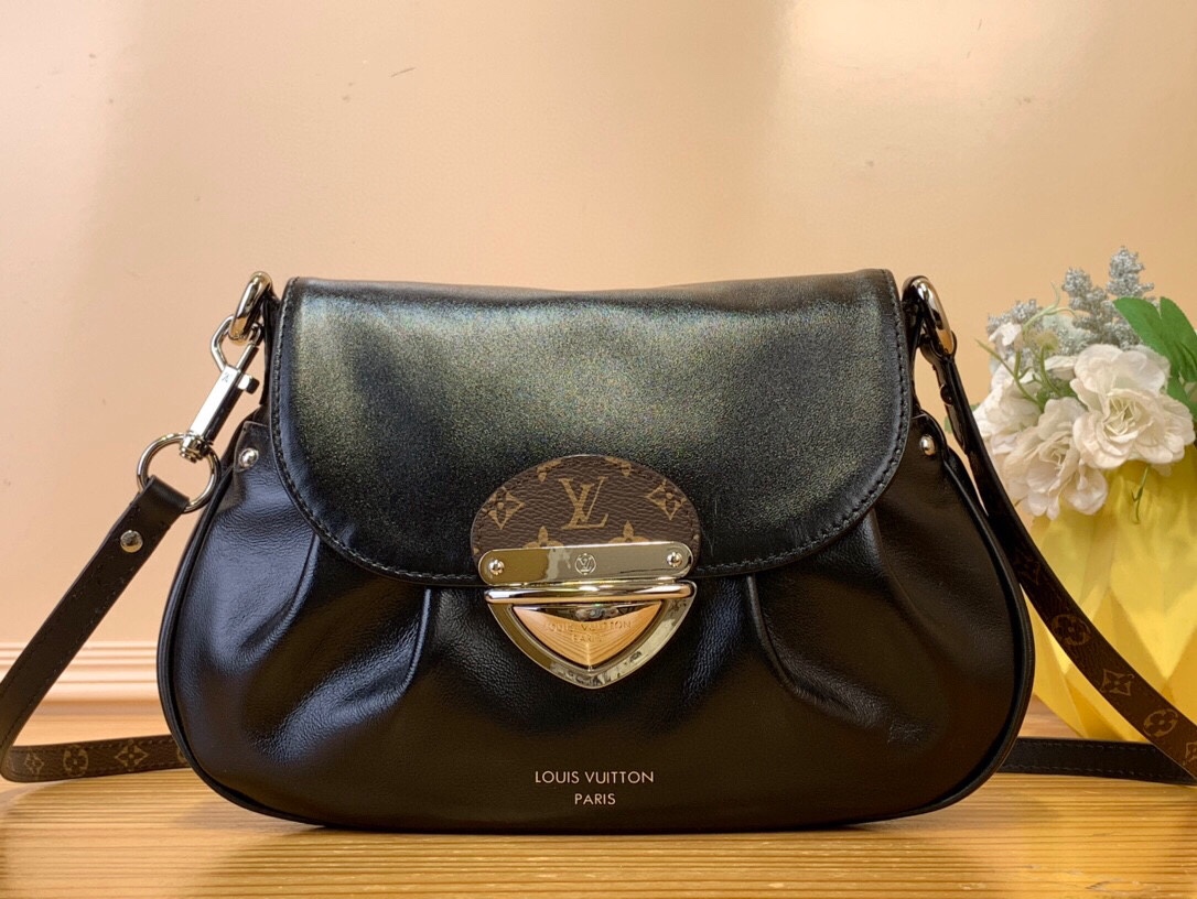 NO:620235,The top original order [SUNSET VIBE armpit handbag] M12192 black leather shows the brand elegance with a new series, and launches the Sunset Vibe Ys handbag. The Yingze sheep leather Monogram canvas elements and LV buckle jointly highlight the retro style, the pocket design is convenient for storing travel needs, and the detachable shoulder strap allows for a variety of carrying methods. Size 27x 18x 3 cm 7218975,, louis  vuitton,sheepskin19860909顶级原单【SUNSET VIBE 腋下手袋】M12192 黑皮 以崭新系列展现品牌风华,倾情推出 Sunset Vibe Ys手袋.莹泽羊皮革Monogram 帆布元素和 LV 插扣共同彰显复古风尚,口袋设计便于收纳随行所需,可拆卸肩带实现多种背携方式. 尺寸27x 18x 3厘米 7218975,,louis vuitton,sheepskin,Bag