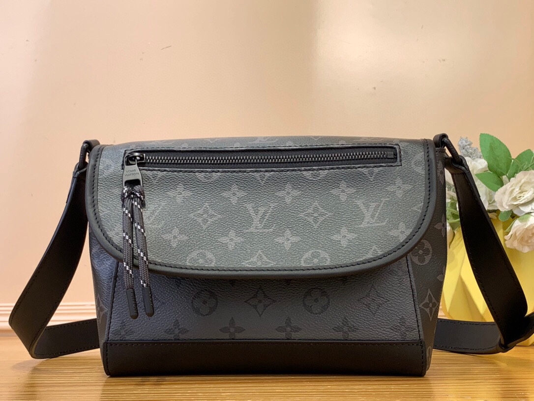 NO:552330,Top original order [ULSE messenger bag] m12681 Silver Flower This ulse messenger bag is exquisitely constructed with Monogram Eclise LTJM canvas, and is equipped with a cord zipper puller for the outer pocket on the flap. The magnetic closure makes it easy to access items, and the leather shoulder strap can be adjusted with the side loops, making it suitable for shoulder and cross-body wear. Dimensions 17 x 11 x 26.6 cm 5215055,19860909顶级原单【ULSE 邮差包】 m12681 银花 本款 ulse 邮差包以 Monogram Eclise LTJM 帆布塑造精巧构型,为翻盖上的外袋搭配线绳拉链头.磁扣开合方便取放物品,巧用侧环调节皮革肩带,肩背斜挎两相宜. 尺寸17 x 11 x 26.6 厘米5215055,,Bag