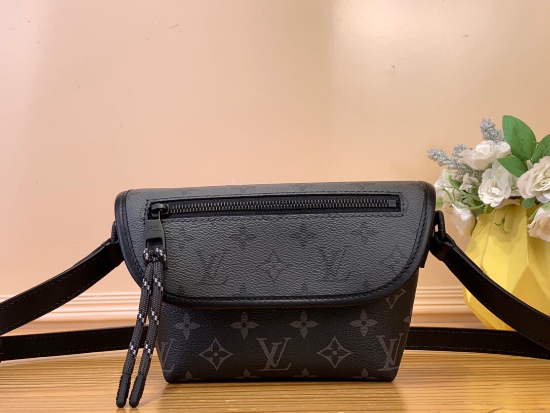 NO:552353,Top original list [ULSE mini handbag] m12806 Yinhua This ulse LTJM mini handbag is made of Monogram Eclise coated canvas, conveying modern style with simple lines and moving elements. The exquisite configuration is equipped with main compartment, and the zipper pocket on the flip is embellished with a rope zipper head. Dimensions 16 x 5 x 22.5 cm 4615055,19860909顶级原单【ULSE 迷你手袋】 m12806 银花 本款 ulse LTJM迷你手袋取材 Monogram Eclise 涂层帆布,以简洁线条和运动元素传递摩登格调.精巧构型内设主隔层,翻盖上的拉链口袋点缀线绳拉链头. 尺寸16 x 5 x 22.5 厘米 4615055,,Bag