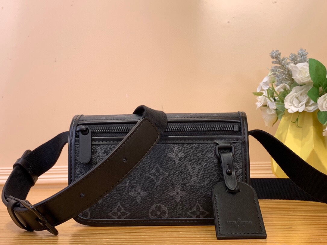 NO:552333,Top original order [BOSHORE mini handbag] m12599 black flower Boshore LTJM mini handbag is named after the brand's retro Boshore series in the 1970s. It uses simple lines and compact structure to achieve comfortable carrying, and then uses the detachable nameplate to show its classic meaning. The adjustable fabric shoulder strap crosses the accordion ring and creates exquisite details with the zippered front pocket. Dimensions 12 x 7 x 19 cm 4815055,19860909顶级原单【BOSHORE 迷你手袋】m12599 黑花 Boshore LTJM迷你手袋得名于品牌 年代的复古 Boshore 系列,以简洁线条和紧凑构型成就舒适背携,再借可拆卸名牌展露经典意味.可调节织物肩带横穿风琴圈环,与拉链前袋共筑工致细节. 尺寸12 x 7 x 19 厘米 4815055,,Bag