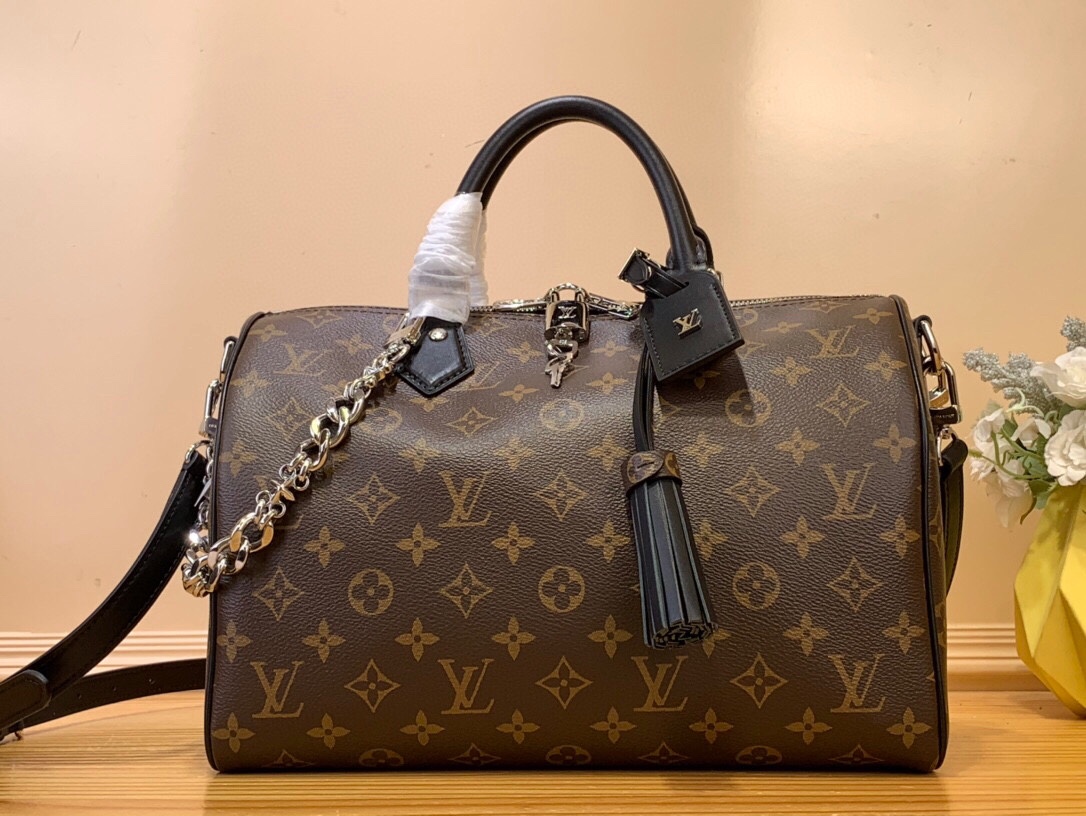 NO:551375,Top original single [Seedy Soft 30 Dark] m12243 presbyopia/black leather m11945 presbyopia Seedy Soft 30 Dark  Designed to stand out, the Hl is the perfect travel companion. It's made from House's signature Monogram coated canvas, trimmed with black leather and finished with a bold, gothic-inspired chain. The chic and roomy design also features a nameplate and tassels, and has an internal zipped pocket to securely store your passport and other important items. New shoulder Toron handles add a final flourish. Dimensions 30 x 21 x 17 cm.  With long shoulder strap 7318085. Without long shoulder strap 63175890,19860909顶级原单【Seedy Soft 30 Dark】 m12243 老花/黑皮 m11945 老花 Seedy Soft 30 Dark Hl旨在脱颖而出,是完美的旅行伴侣.它由House标志性的Monogram涂层帆布制成,饰有黑色皮革,并饰有大胆的哥特式风格的链条.别致而宽敞的设计还具有名牌和流苏,并有一个内部拉链口袋,可以安全地存放护照和其他重要物品.新的肩部Toron手柄增加了最后的繁荣. 尺寸30 x 21 x 17厘米. 配长肩带7318085.不配长肩带63175890,,Bag