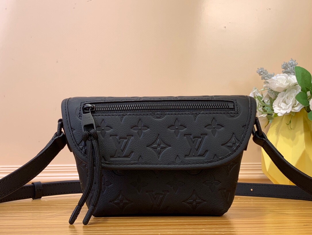 NO:552356,Top original order [ULSE mini handbag] m12636 black (embossed) This ulse mini handbag is made of Monogram Shadow LTJM embossed leather, with a dynamic silhouette to store daily necessities. The main compartment, patch pockets and zippered outer pocket at the flap all create storage space, and the cord zipper pull adds a modern element. Dimensions 16 x 5 x 22.5 cm 5516065,19860909顶级原单【ULSE 迷你手袋】m12636 黑色（压花） 本款 ulse 迷你手袋取材 Monogram Shadow LTJM压纹皮革,以动感廓形存放日常所需.主隔层、贴袋和翻盖处的拉链外袋共筑收纳空间,线绳拉链头再添摩登元素. 尺寸16 x 5 x 22.5 厘米 5516065,,Bag