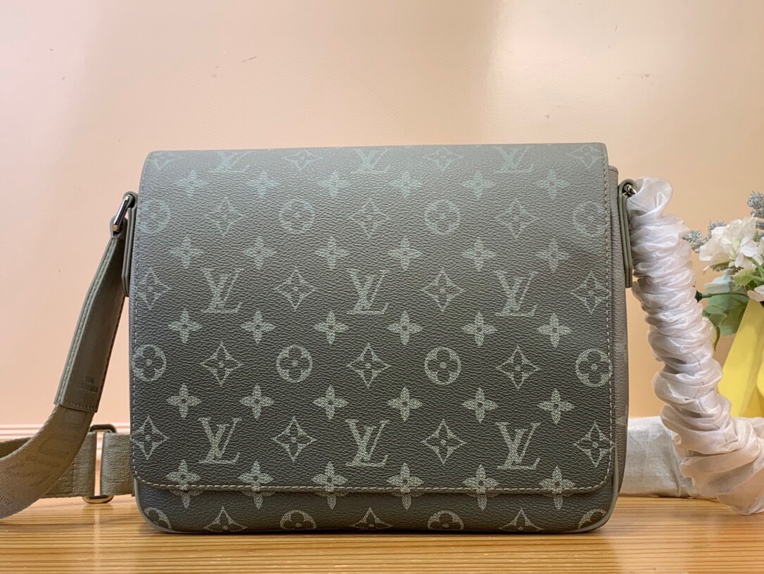 NO:619773,Top original order [DISTRICT small messenger bag] m11593 Gradient green flower This District Gx small messenger bag is made of Monogram Gradient coated canvas, with the full-width Monogram pattern gradually dissipating to interpret the modern style. The magnetic flap and zipper back pocket complete the functional details, and the adjustable shoulder strap can be worn on the shoulder or crossbody. Dimensions 20 x 7 x 26 cm 5316065,19860909顶级原单【DISTRICT 小号邮差包】 m11593 渐变绿花 本款 District Gx 小号邮差包取材 Monogram Gradient 涂层帆布,以全幅 Monogram 图案逐渐消散之景演绎摩登风范.磁扣翻盖与拉链后袋完善功能细节,可调节肩带实现肩背或斜挎. 尺寸20 x 7 x 26 厘米 5316065,,Bag