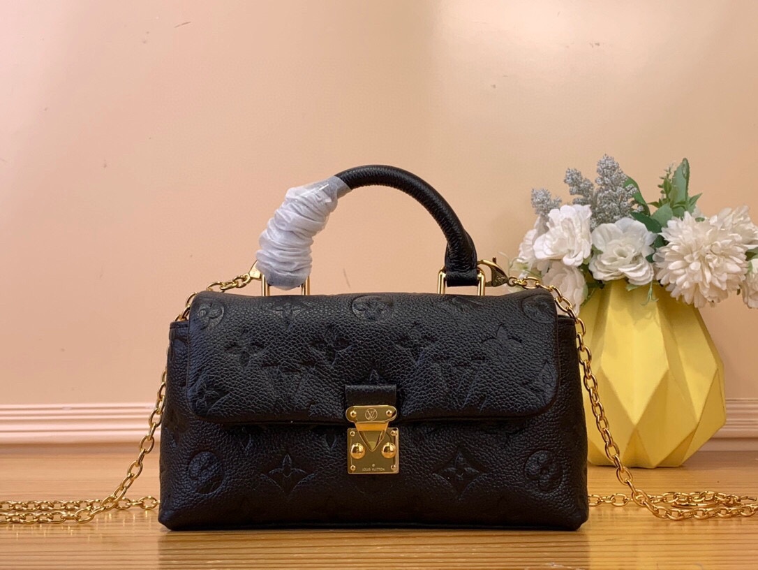 NO:619802,Top original item [NANO MADELEINE handbag] m12145 white (embossed) m12144 black (embossed) This Nano Madeleine Ys handbag is made of Monogram Emreinte leather to interpret the pocket version of the Madeleine handbag, with a classic S-lock buckle and a detachable chain embellished with the LV Circle logo. Plenty of space to accommodate daily needs, suitable for hand, shoulder or crossbody. Size 12.5  x 6 x 21 cm 6817075,,louis vuitton19860909顶级原单【NANO MADELEINE 手袋】 m12145 白色（压花）m12144 黑色（压花） 本款 Nano Madeleine Ys手袋以 Monogram Emreinte 皮革演绎 Madeleine 手袋的袖珍版本,搭配经典 S-lock 锁扣和点缀 LV Circle 标识的可拆卸链条.充裕空间可容纳日常所需,手提、肩背或斜挎皆宜. 尺寸12.5 x 6 x 21 厘米 6817075,,louis vuitton,Bag