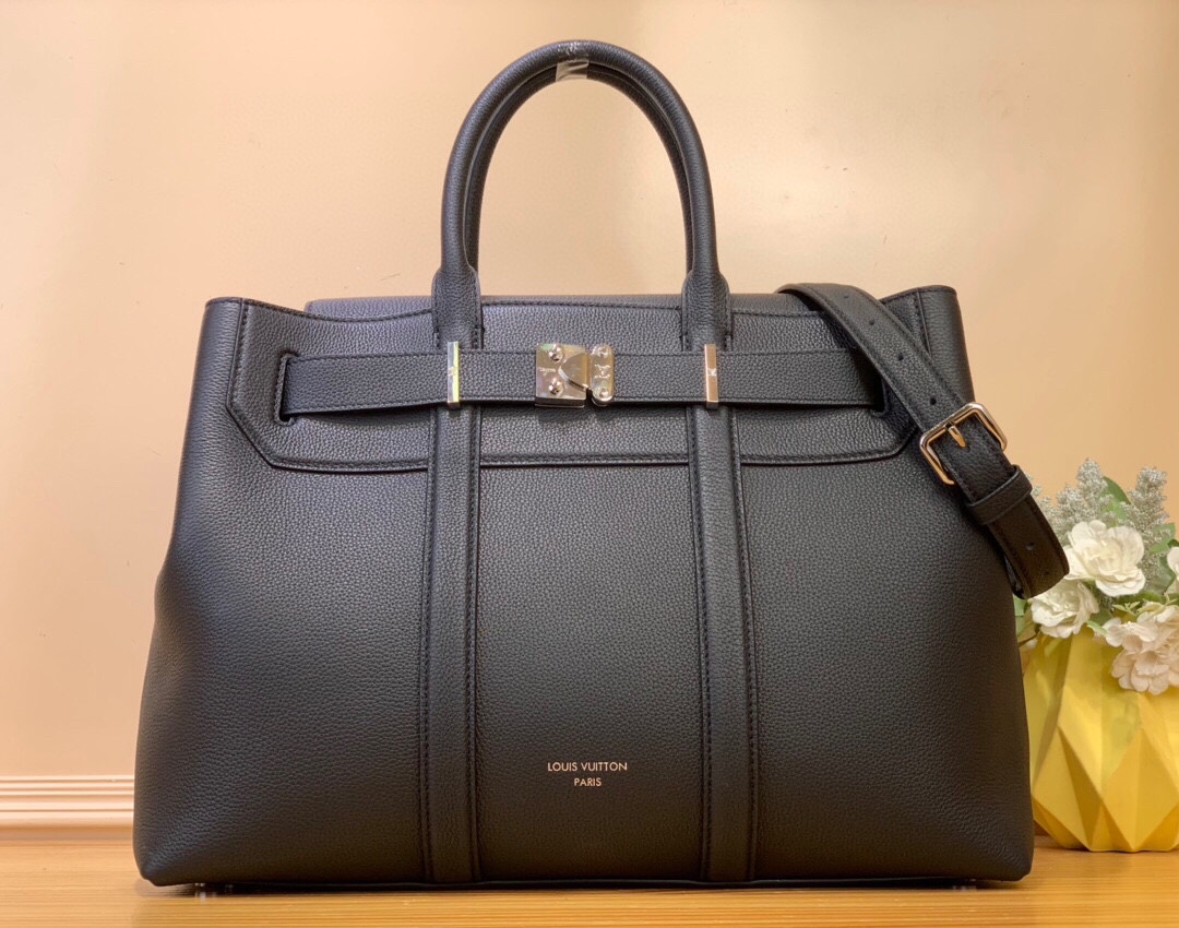 NO:621039,Top original order [GEORGES TOTE medium handbag] M11664 light gray M23153 black M23154 dark gray This Georges Tote Sj medium handbag is made of soft Cuir Millesime cow leather produced responsibly by Domaine des Massifs, and uses an S-lock buckle to achieve secure opening and closing. The top handle is equipped with a detachable and adjustable fabric shoulder strap, which is convenient for hand, shoulder and crossbody carry.  Dimensions 41x29 x14 cm (length x height x width) 140121450,,cowhide19860909顶级原单【GEORGES TOTE 中号手袋】M11664浅灰 M23153黑色 M23154深灰 本款Georges Tote Sj中号手袋取材Domaine des Massifs负责任出品的柔软 Cuir Millesime牛皮革,以S-lock锁扣实现稳妥开合.顶部手柄搭配可拆卸并调节的织物肩带,方便手提、肩背和斜挎. 尺寸41x29 x14厘米(长度x高x宽) 140121450,,cowhide,Bag