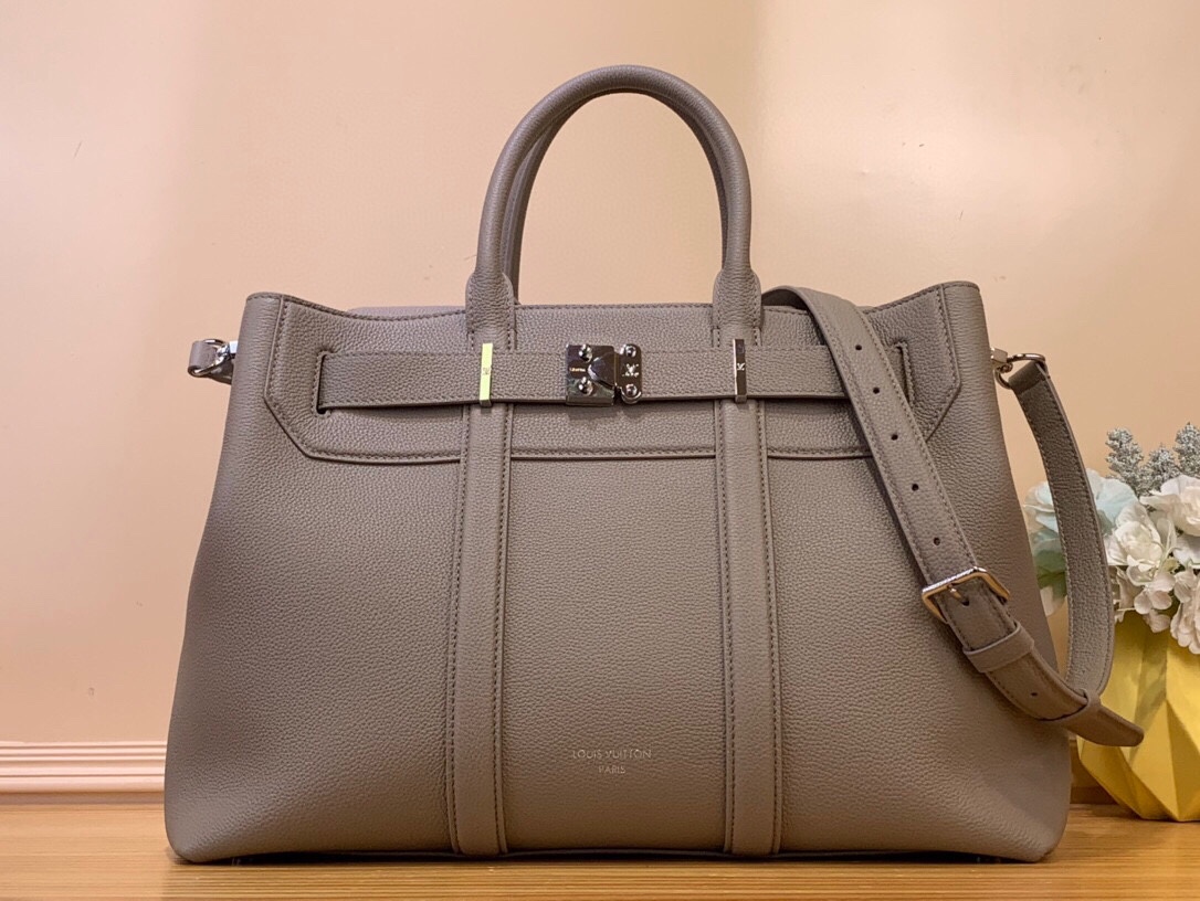 NO:621035,Top original order [GEORGES TOTE medium handbag] M11664 light gray M23153 black M23154 dark gray This Georges Tote Sj medium handbag is made of soft Cuir Millesime cow leather produced responsibly by Domaine des Massifs, and uses an S-lock buckle to achieve secure opening and closing. The top handle is equipped with a detachable and adjustable fabric shoulder strap, which is convenient for hand, shoulder and crossbody carry.  Dimensions 41x29 x14 cm (length x height x width) 140121550,,cowhide19860909顶级原单【GEORGES TOTE 中号手袋】M11664浅灰 M23153黑色 M23154深灰 本款Georges Tote Sj中号手袋取材Domaine des Massifs负责任出品的柔软 Cuir Millesime牛皮革,以S-lock锁扣实现稳妥开合.顶部手柄搭配可拆卸并调节的织物肩带,方便手提、肩背和斜挎. 尺寸41x29 x14厘米(长度x高x宽) 140121550,,cowhide,Bag