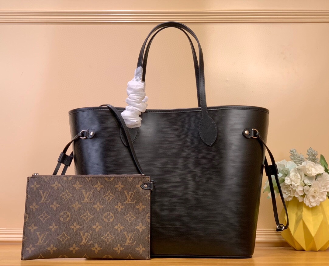 NO:619805,Top original order [Neverfull medium handbag] M11930 black M12195 green M12755 red M12746 brown (water ripple) New autumn and winter classics return, luxurious Ei leather makes the Neverfull St medium handbag very suitable for daily use. This perfect handbag is extremely practical, and the laces on the bag are tightened to make it look more sophisticated and become a fashionable urban handbag. Size 32 x 29 x  19 cm 7818095,19860909顶级原单【Neverfull 中号手袋】M11930黑色 M12195绿色 M12755红色 M12746棕色（水波纹） 秋冬新品经典回归,奢华的 Ei 皮革使 Neverfull St中号手袋非常适合日常使用. 这款完美的手袋极具实用性,将包上的系带系紧,亦使其显得更加精巧,成为一款时尚的都市手袋. 尺寸32 x 29 x 19 cm 7818095,,Bag