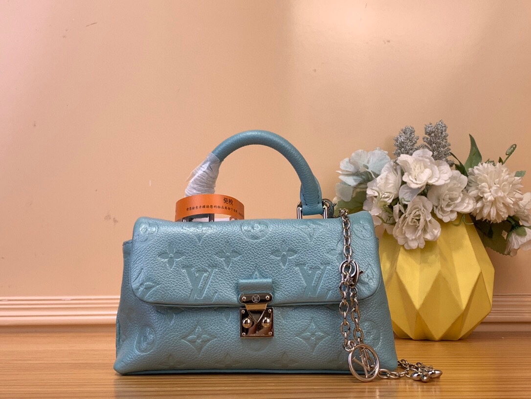 NO:619804,Top original order [NANO MADELEINE handbag] m12145 white (embossed) m12144 black (embossed) m12211 blue (embossed) This Nano Madeleine Ys handbag is made of Monogram Emreinte leather to interpret the pocket version of the Madeleine handbag, with the classic S-lock buckle and embellishment LV Circle  Logo detachable chain. Plenty of space to accommodate daily needs, suitable for hand-held, shoulder or cross-body wear. Dimensions 12.5 x 6 x 21 cm 6817075,, louis vuitton19860909顶级原单【NANO MADELEINE 手袋】 m12145 白色（压花）m12144 黑色（压花）m12211 蓝色（压花） 本款 Nano Madeleine Ys手袋以 Monogram Emreinte 皮革演绎 Madeleine 手袋的袖珍版本,搭配经典 S-lock 锁扣和点缀 LV Circle 标识的可拆卸链条.充裕空间可容纳日常所需,手提、肩背或斜挎皆宜. 尺寸12.5 x 6 x 21 厘米 6817075,,louis vuitton,Bag