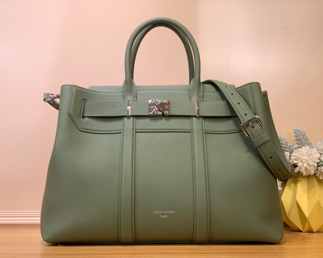 NO:620787,Top original order [GEORGES TOTE medium handbag] M11664 light gray M23153 black M23154 dark gray This Georges Tote Sj medium handbag is made of soft Cuir Millesime cow leather produced responsibly by Domaine des Massifs, and uses an S-lock buckle to achieve secure opening and closing. The top handle is equipped with a detachable and adjustable fabric shoulder strap, which is convenient for hand, shoulder and crossbody carry.  Dimensions 41x29 x14 cm (length x height x width) 145121600,,cowhide19860909顶级原单【GEORGES TOTE 中号手袋】M11664浅灰 M23153黑色 M23154深灰 本款Georges Tote Sj中号手袋取材Domaine des Massifs负责任出品的柔软 Cuir Millesime牛皮革,以S-lock锁扣实现稳妥开合.顶部手柄搭配可拆卸并调节的织物肩带,方便手提、肩背和斜挎. 尺寸41x29 x14厘米(长度x高x宽) 145121600,,cowhide,Bag
