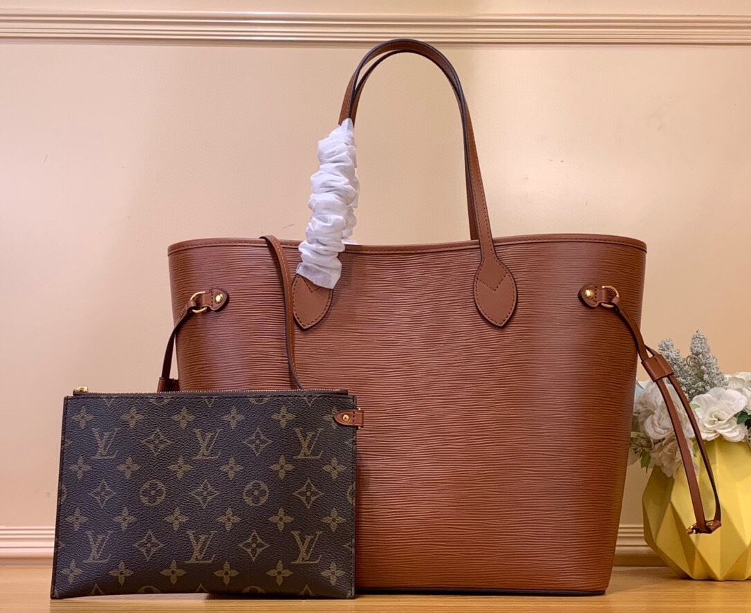 NO:619801,Top original order [Neverfull medium handbag] M11930 black M12195 green M12755 red M12746 brown (water ripple) New autumn and winter classics return, the luxurious Ei St leather makes the Neverfull medium handbag very suitable for daily use. This perfect handbag is extremely practical, and the laces on the bag are tightened, which also makes it look more sophisticated and becomes a fashionable urban handbag. Size 32 x 29 x  19 cm 7818095,19860909顶级原单【Neverfull 中号手袋】M11930黑色 M12195绿色 M12755红色 M12746棕色（水波纹） 秋冬新品经典回归,奢华的 Ei St皮革使 Neverfull 中号手袋非常适合日常使用. 这款完美的手袋极具实用性,将包上的系带系紧,亦使其显得更加精巧,成为一款时尚的都市手袋. 尺寸32 x 29 x 19 cm 7818095,,Bag