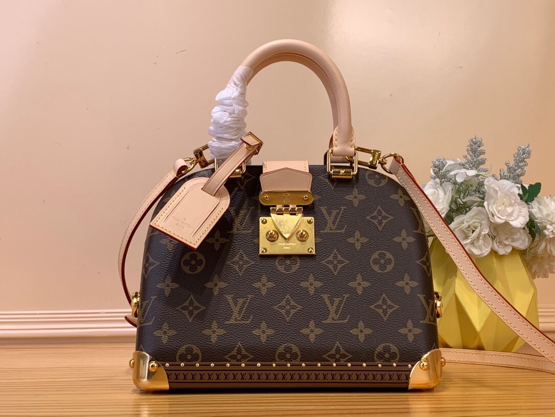 NO:620052,Top original item [Alma Trunk Hard Case] ​​M11114 Presbyopia Nicolas Ghesqui e res St. After reinterpreting the Seedy bag style with a hard trunk design, this season also uses classic elements of hard trunks such as edges and metal corner guards to give the classic Alma a new look. Size 26.4x26x13 cm 140121600,19860909顶级原单【Alma Trunk 硬箱】M11114 老花 Nicolas Ghesqui e res St繼以硬箱設計重新演驛Seedy袋款後,今季同樣運用讓邊及金屬護角等硬箱的經典元素,令經典的Alma煥然一新. 尺寸 26.4x26x13厘米140121600,,Bag