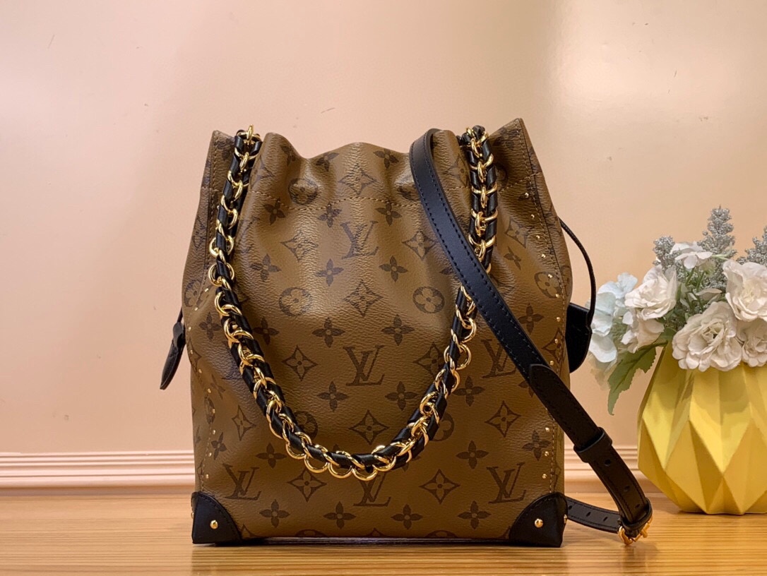 NO:762991,Top original order [NO TRUNK small handbag] m13324 Yellow Flower/Rivet Cruise  5816065,,versace19860909顶级原单【NO TRUNK 小号手袋】 m13324 黄花/铆钉 Cruise Xl早春系列重绎经典 Noé 手袋,为 Trunk 家族再添新成员.Monogram Reverse 帆布包身配有耀目编织链条,皮革包角和抽绳开合延续标志性细节,手提或斜挎皆可再现秀场造型. 尺寸23 x 9 x 23 厘米 5816065,,versace,Bag