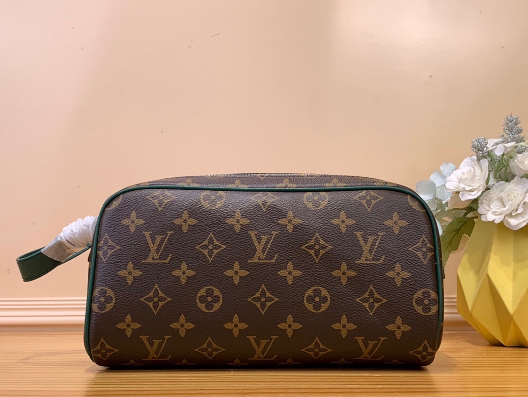 NO:619941,Top original order [DO KIT toilet bag] m12639 Presbyopic/green m12640 Presbyopic/red m12638 Presbyopic/blue m12641 Presbyopic/rose red m12642 Presbyopic/purple m12643 Presbyopic/yellow This Do Kit ms toilet bag is made from Monogram Macassar  Coated canvas brings a vibrant hue to the trim and leather handles fastened to a double zip. A washable lining complements the exterior details and easily holds toiletries and essentials on the go. Dimensions 15 x 16.5 x 28 cm 3314044,19860909顶级原单【DO KIT 盥洗袋】 m12639 老花/绿色 m12640 老花/红色 m12638老花/蓝色 m12641老花/玫红色 m12642 老花/紫色 m12643 老花/黄色 本款 Do Kit ms盥洗袋取材 Monogram Macassar 涂层帆布,为镶边和固定于双拉链的皮革手柄渲染明丽色调.可水洗内衬与外部细节相互映衬,可轻松容纳洗漱用品和随行所需. 尺寸15 x 16.5 x 28 厘米 3314044,,Bag