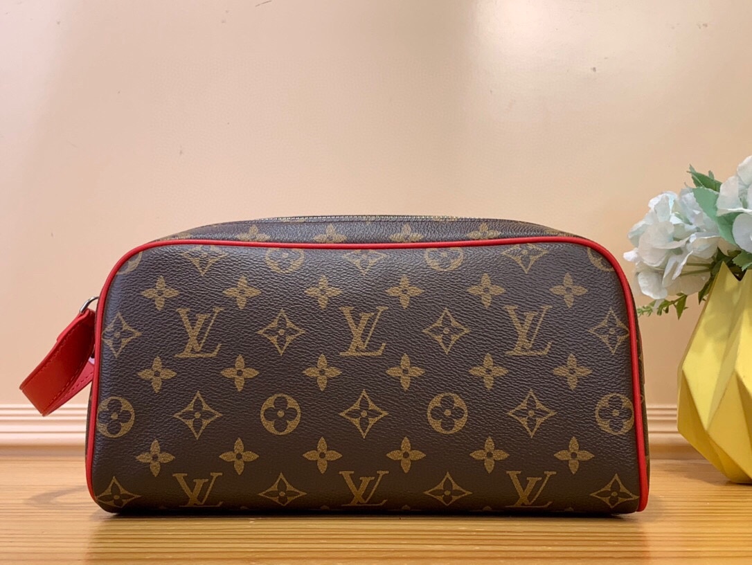 NO:619937,Top original order [DO KIT toilet bag] m12639 Presbyopic/green m12640 Presbyopic/red m12638 Presbyopic/blue m12641 Presbyopic/rose red m12642 Presbyopic/purple m12643 Presbyopic/yellow This Do Kit Ms toilet bag is made from Monogram Macassar  Coated canvas brings a vibrant color to the trim and leather handles fastened to a double zip. A washable lining complements the exterior details and easily holds toiletries and essentials on the go. Dimensions 15 x 16.5 x 28 cm 3314045,19860909顶级原单【DO KIT 盥洗袋】 m12639 老花/绿色 m12640 老花/红色 m12638老花/蓝色 m12641老花/玫红色 m12642 老花/紫色 m12643 老花/黄色 本款 Do Kit Ms盥洗袋取材 Monogram Macassar 涂层帆布,为镶边和固定于双拉链的皮革手柄渲染明丽色调.可水洗内衬与外部细节相互映衬,可轻松容纳洗漱用品和随行所需. 尺寸15 x 16.5 x 28 厘米 3314045,,Bag