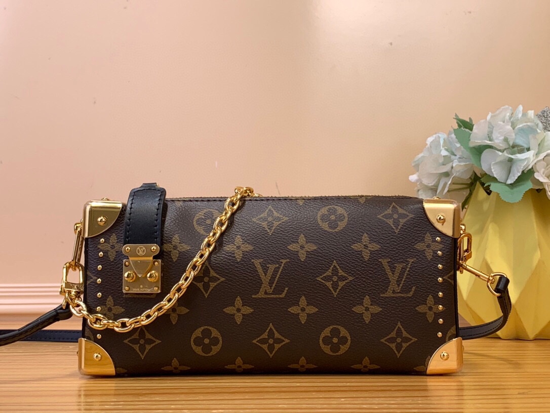 NO:551977,Top original order [SLIM TRUNK handbag] m13147 25445 Yellow Flower Slim Trunk Jh handbag made an elegant appearance at Cruise's early spring show, adding a new member to the classic Trunk handbag series. Monogram canvas, Monogram Reverse canvas and smooth cow leather trim are cleverly blended to highlight Nicolas Ghesquière's signature brushwork, and the S-lock lock and metal rivets pay tribute to Trunk.  The long tradition of the series. Dimensions 12 x 4 x 23 cm 5816065,,versace,cowhide19860909顶级原单【SLIM TRUNK 手袋】 m13147 25445 黄花 Slim Trunk Jh手袋以优雅之姿亮相 Cruise 早春秀场,为经典 Trunk 手袋系列再添新成员.Monogram 帆布、Monogram Reverse 帆布和光滑牛皮革饰边巧妙融合,彰显 Nicolas Ghesquière 的标志性笔触,S-lock 锁扣和金属铆钉致敬 Trunk 系列的悠久传统. 尺寸12 x 4 x 23 厘米 5816065,,versace,cowhide,Bag