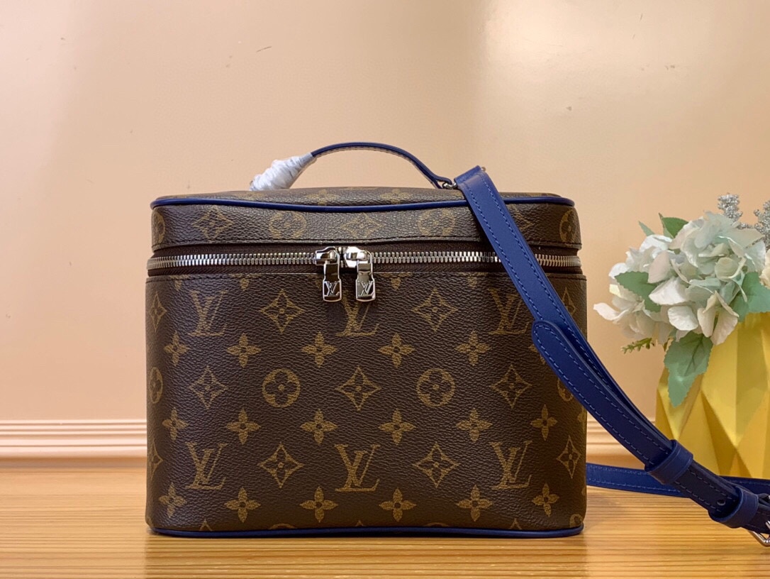 NO:620015,Top original order [NICE BB cosmetic bag] m12667 presbyopic/green m12668 presbyopic/blue m12671 presbyopic/red This Nice BB Cc cosmetic bag is made of Monogram Macassar canvas, paying tribute to the classic style of Nice Vanity cosmetic bag with elegant brushwork. The leather trim, top handle and washable lining render bright colors, and the top flap opens to include ample space for internal patch pockets and zipper pockets.  Dimensions 18 x 14.5 x 24 cm 4815055,,cosmetic bags & cases19860909顶级原单【NICE BB 化妆包】 m12667 老花/绿色 m12668 老花/蓝色 m12671 老花/红色 本款 Nice BB Cc化妆包取材 Monogram Macassar 帆布,以优雅笔触致意 Nice Vanity 化妆包的经典格调.皮革镶边、顶部手柄和可清洗内衬渲染明丽色彩,顶部翻盖开启囊括内贴袋和拉链袋的充裕空间. 尺寸18 x 14.5 x 24 厘米 4815055,,cosmetic bags & cases,Bag