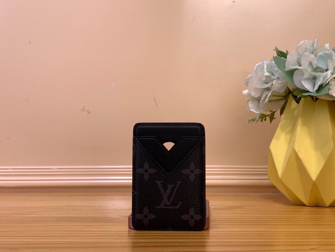 NO:619979,Top original item [Magnetic Card Holder] m13185 Presbyopia m12602 Black Flower/Black This magnetic card holder is made of Monogram Macassar Ms canvas, with bright leather lining and V-shaped card compartment to release eye-catching style. It can store credit cards and transportation cards securely. It has integrated magnets inside and can be easily fixed on iPhone models using MagSafe magnetic technology. Size 9.5 x 0.5 x  6.5 cm 2012530,19860909顶级原单【磁吸式卡夹】 m13185 老花 m12602 黑花/黑色 本款磁吸式卡夹取材 Monogram Macassar Ms帆布,以明丽皮革内衬和 V 型卡片夹层释放醒目格调,可稳妥存放信用卡和交通卡.内设一体式磁铁,可轻松固定在采用 MagSafe 磁吸技术的 ihone 机型上. 尺寸9.5 x 0.5 x 6.5 厘米 2012530,,Bag