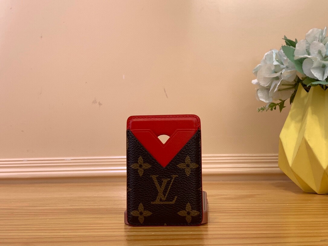 NO:619971,Top original item [Magnetic Card Holder] m13185 Presbyopia m12602 Black Flower/Black M12851 Red This magnetic card holder is made of Monogram Macassar Ms canvas, with bright leather lining and V-shaped card compartment to release eye-catching style. It can store credit cards and transportation cards securely. It has integrated magnets inside and can be easily fixed on ihone models with MagSafe magnetic technology. Size 9.5 x  0.5 x 6.5 cm 2012530,19860909顶级原单【磁吸式卡夹】 m13185 老花 m12602 黑花/黑色 M12851红色 本款磁吸式卡夹取材 Monogram Macassar Ms帆布,以明丽皮革内衬和 V 型卡片夹层释放醒目格调,可稳妥存放信用卡和交通卡.内设一体式磁铁,可轻松固定在采用 MagSafe 磁吸技术的 ihone 机型上. 尺寸9.5 x 0.5 x 6.5 厘米 2012530,,Bag