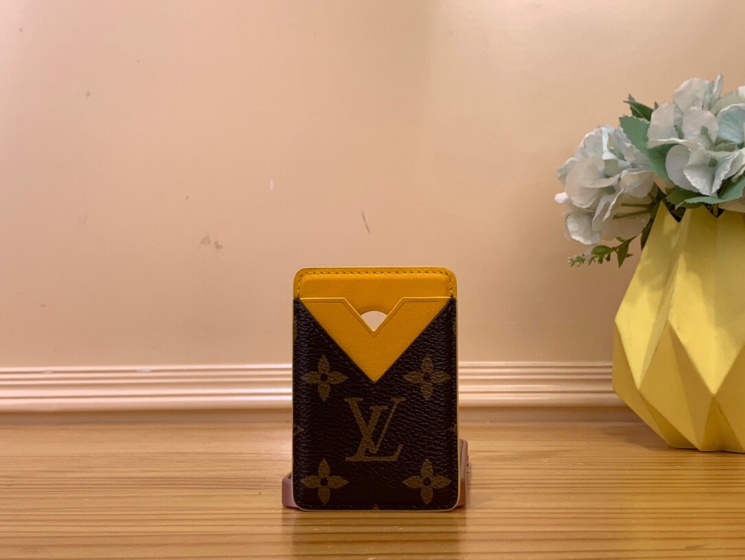 NO:619967,Top Original [Magnetic Card Holder] m13185 Presbyopia m12602 Black Flower/Black M12853 Yellow This magnetic card holder is made of Monogram Macassar Ms canvas, with bright leather lining and V-shaped card compartment to release eye-catching style. It can store credit cards and transportation cards securely. It has integrated magnets inside and can be easily fixed on ihone models with MagSafe magnetic technology. Size 9.5 x  0.5 x 6.5 cm 2012530,19860909顶级原单【磁吸式卡夹】 m13185 老花 m12602 黑花/黑色 M12853黄色 本款磁吸式卡夹取材 Monogram Macassar Ms帆布,以明丽皮革内衬和 V 型卡片夹层释放醒目格调,可稳妥存放信用卡和交通卡.内设一体式磁铁,可轻松固定在采用 MagSafe 磁吸技术的 ihone 机型上. 尺寸9.5 x 0.5 x 6.5 厘米 2012530,,Bag