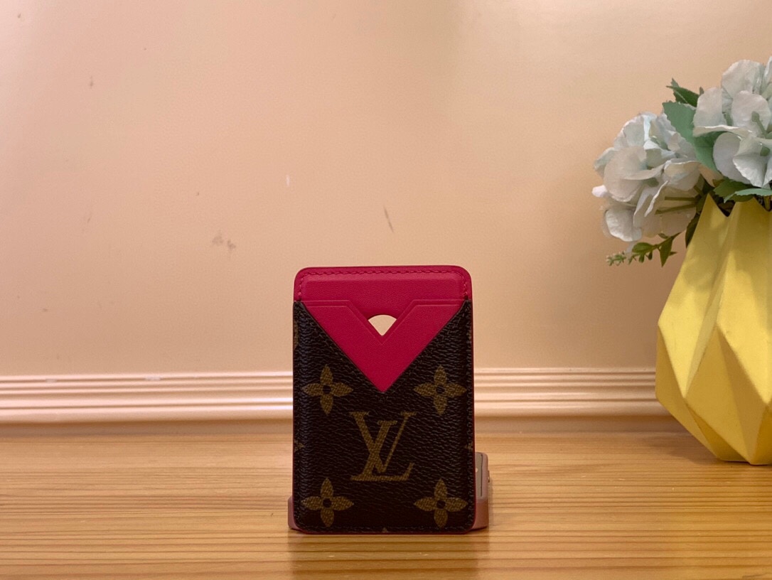 NO:619975,Top original item [Magnetic Card Holder] m13185 Presbyopia m12602 Black Flower/Black M12851 Rose Red This magnetic card holder is made of Monogram Macassar Ms canvas, with bright leather lining and V-shaped card compartment to release eye-catching style. It can store credit cards and transportation cards securely. It has integrated magnets inside and can be easily fixed on ihone models with MagSafe magnetic technology. Size 9.5  x 0.5 x 6.5 cm 2012530,19860909顶级原单【磁吸式卡夹】 m13185 老花 m12602 黑花/黑色 M12851 玫红 本款磁吸式卡夹取材 Monogram Macassar Ms帆布,以明丽皮革内衬和 V 型卡片夹层释放醒目格调,可稳妥存放信用卡和交通卡.内设一体式磁铁,可轻松固定在采用 MagSafe 磁吸技术的 ihone 机型上. 尺寸9.5 x 0.5 x 6.5 厘米 2012530,,Bag