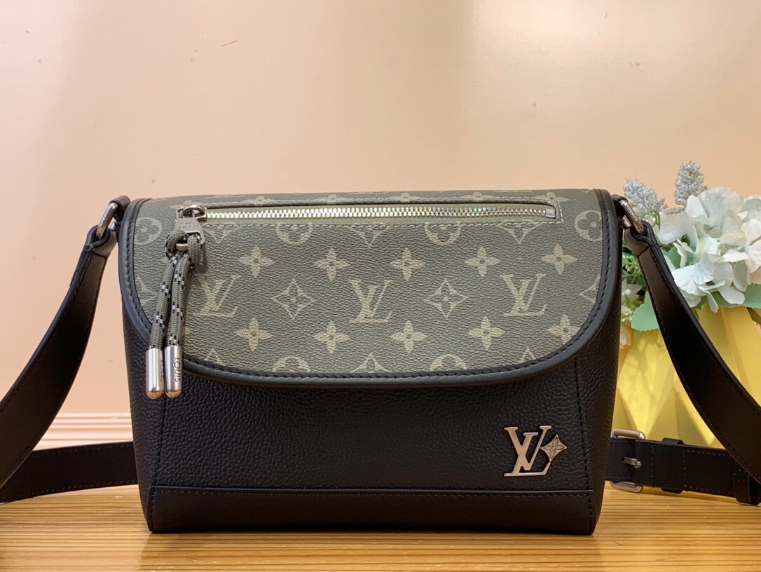 NO:552336,Top original order [ULSE messenger bag] M12625 black with green floral ulse LTJM messenger bag uses grained leather and Monogram canvas to interpret the modern style. The cord zipper puller has a sporty feel and can easily open the outer pocket above the flap. There is also a zipper pocket hidden under the flap. The length of the leather shoulder strap can be adjusted through the side loop. Dimensions 26.6 x 17 x11 cm 6017065,19860909顶级原单【ULSE 邮差包】M12625 黑色拼绿花 ulse LTJM邮差包以粒面皮革和Monogram 帆布演绎摩登风尚.线绳拉链头洋溢运动气息,可轻松开启翻盖上方的外袋,另有拉链口袋暗藏于翻盖下方.皮革肩带可通过侧面圈环调节长度. 尺寸26.6 x 17 x11厘米 6017065,,Bag