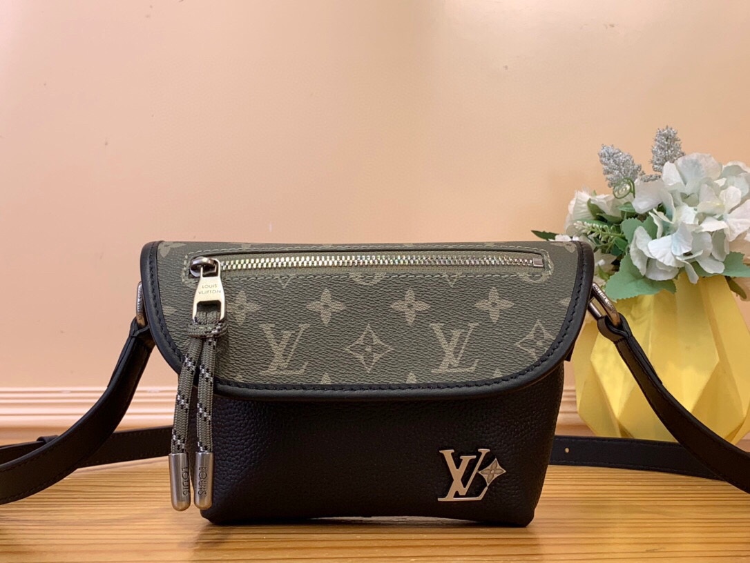 NO:552342,Top original sheet [ULSE mini handbag] M12618 black green flower ulse mini handbag ingeniously spliced ​​traditional leather with Monogram LTJM canvas, making the comfortable texture and functional design balance. LV letters highlight the brand style, and the end of the rope zipper tip is flashing metallic luster. The inside and outside of the flip cover are equipped with patch pockets and zipper bags, and the shoulder straps can be adjusted by side rings. Size 22.5 x16 x5 cm 5316065,,louis vuitton19860909顶级原单【ULSE 迷你手袋】M12618 黑色拼绿花 ulse 迷你手袋匠心拼接传统皮革与Monogram LTJM帆布,令舒适质感与功能设计达成平衡.LV字母彰显品牌格调,线绳拉链头末端闪烁金属光泽.翻盖内外分别设有贴袋和拉链袋,肩带可通过侧面圈环调节长短. 尺寸22.5 x16 x5厘米 5316065,,louis vuitton,Bag