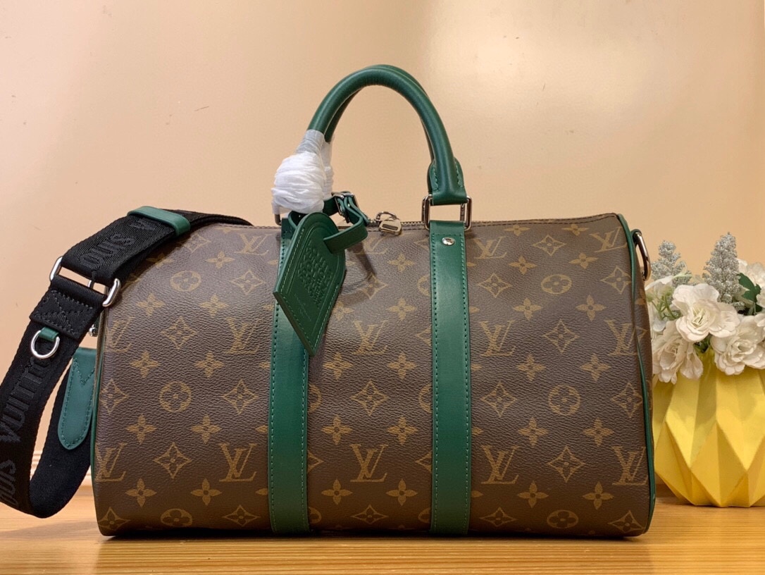 NO:619999,Top original order [KEEALL BANDOULIRE 35 handbag] m12765 presbyopic/green m13201 presbyopic/yellow (colorful) This Keeall Bandoulière 35 handbag is made of Monogram Macassar Hr coated canvas, and then uses cow leather to construct the side straps and top handle. Brand retro slogan Volez, Voguez,  Voyagez (Flight, Voyage, Travel) is written on the removable leather nameplate, and the color of the lining and trim echoes each other. Dimensions 21 x 16 x 34 cm 5416065,,cowhide19860909顶级原单【KEEALL BANDOULIRE 35 手袋】 m12765 老花/绿色 m13201 老花/黄色（七彩） 本款 Keeall Bandoulière 35 手袋取材 Monogram Macassar Hr涂层帆布,再以牛皮革构筑侧带和顶部手柄.品牌复古标语 Volez, Voguez, Voyagez（飞行、航行、旅行）抒写于可拆卸皮革名牌之上,内衬与饰边的色彩相互呼应. 尺寸21 x 16 x 34 厘米 5416065,,cowhide,Bag