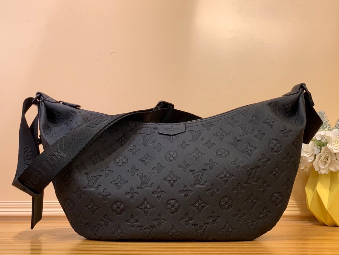 NO:551037,Top original item [HOBO HAMAC handbag] m12850 black/stripe embossed This Hobo Hamac Jm handbag is made of soft Monogram Shadow embossed cow leather, shaping a handsome silhouette that fits the body. Double zippers make it easy to access items, and the adjustable Ei XL leather shoulder strap allows for comfortable carrying. Size 19 x 10 x 39 cm. 6517075,,cowhide19860909顶级原单【HOBO HAMAC 手袋】 m12850 黑色/条纹压花 本款 Hobo Hamac Jm手袋取材柔软的 Monogram Shadow 压纹牛皮革,塑就贴合身体的俊逸廓形.双拉链方便取放物品,可调节 Ei XL 皮革肩带实现舒适背携. 尺寸19 x 10 x 39 厘米.6517075,,cowhide,Bag