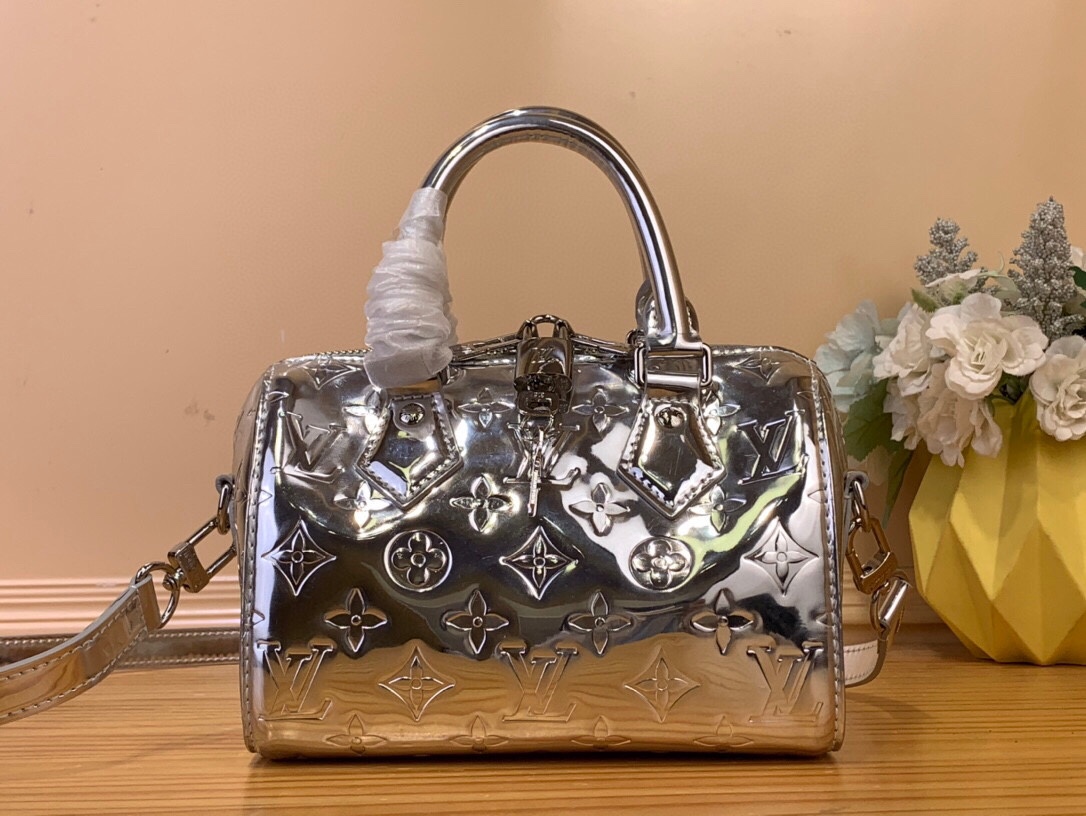 NO:551718,Top original order [SEEDY BANDOULIRE 20 handbag] m11987 Silver (patent leather) This Seedy Bandoulière 20 StCc handbag is from the LV Ski series. It is made of embossed coated canvas with smooth leather trim and bright metal parts, and is finished with the new Monogram Miroir  The effect declares the concept of retro futurism. The detachable and adjustable leather shoulder strap allows for multiple carrying options, and the exquisite design can store long wallets and other daily needs. 13.5 x 12 x 20.5 cm C5916057.,, louis vuitton19860909顶级原单【SEEDY BANDOULIRE 20 手袋】 m11987 银色（漆皮） 本款 Seedy Bandoulière 20 StCc手袋出自 LV Ski 系列,为压纹涂层帆布点缀光滑皮革饰边和莹亮金属件,再以崭新 Monogram Miroir 效果宣示复古未来主义理念.可拆卸并调节的皮革肩带实现多种背携选择,精巧设计可收纳长款钱夹等日常所需. 13.5 x 12 x 20.5 厘米 C5916057.,,louis vuitton,Bag