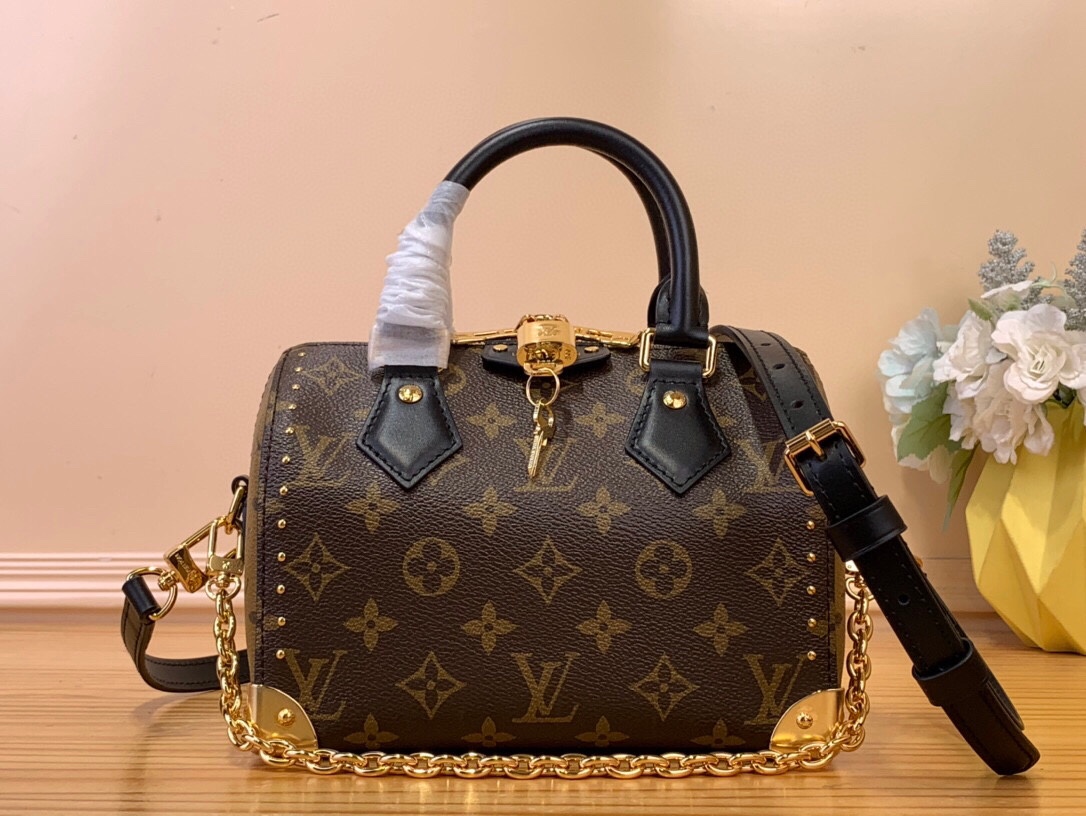 NO:551948,Top original order [Speedy 20 Handbag] M13146 Presbyopia/Rivet Show Model LV Pillow This Season Louis Vuitton LTJH Show Model Early Spring Series] Cool Black Leather and Small Presbyopia Fashionistas, are you ready for the LV Early Spring Series? This season Louis Vuitton brings us the perfect combination of cool black leather and compact presbyopia, showing a unique fashion attitude. Size 20 x 14 cm  6018075,,louis vuitton,louis vuitton19860909顶级原单【Speedy 20 手袋】 M13146老花/铆钉秀款 Lv枕头这一季Louis Vuitton LTJH秀款 早春系列]酷黑皮革与小巧老花时尚达人们,准备好迎接LV早春系列了吗?这一季Louis Vuitton带给我们的是酷黑皮革与小巧老花的完美结合,展现出别具一格的时尚态度. 尺寸20 x 14 cm 6018075,,louis vuitton,louis vuitton,Bag