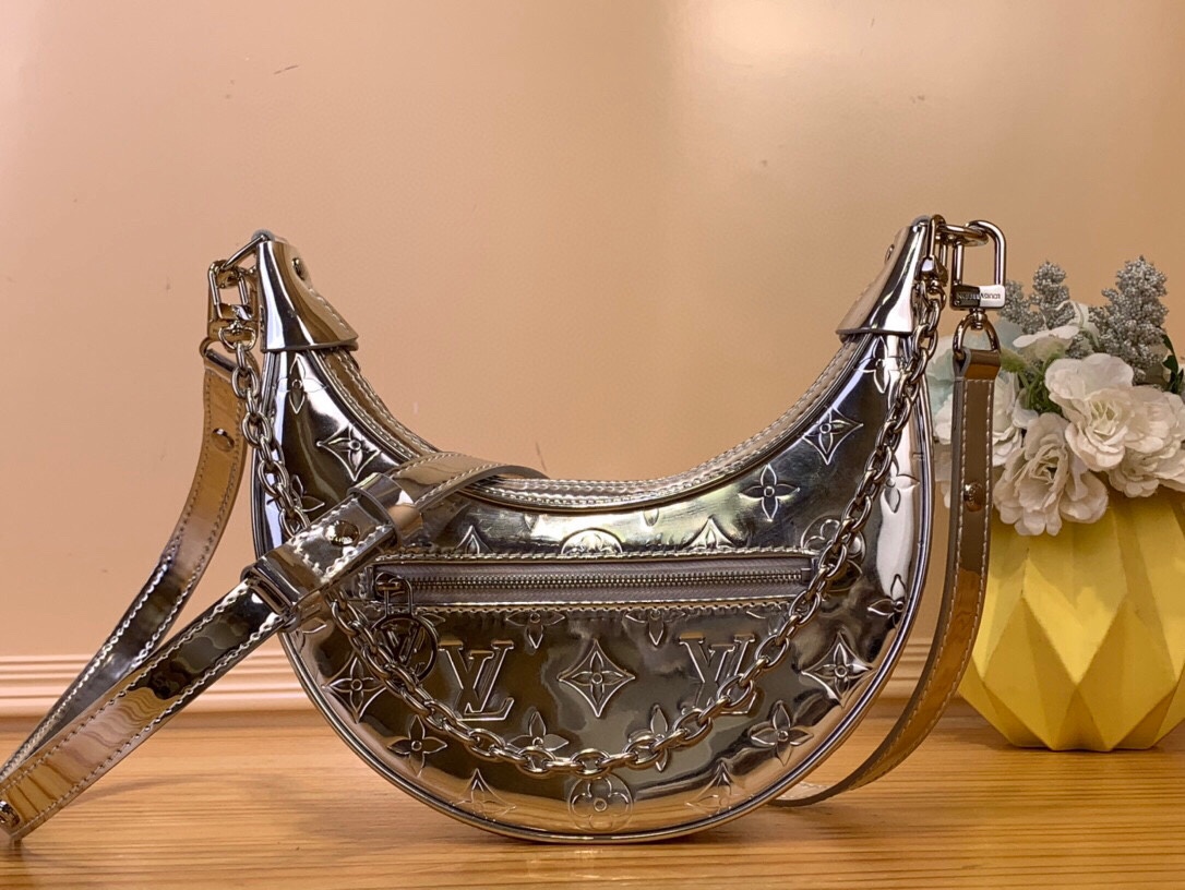 NO:551722,Top original item [LOO handbag] m11833 silver/patent leather This small Loo StCc handbag is from the LV Ski series. It draws inspiration from the brand's classic metal hard trunk in 1892, and renders the Monogram Miroir effect on the Monogram embossed coated canvas, giving the traditional aesthetic a hint of retro futurism. The adjustable leather shoulder strap and chain are both detachable, making it a flexible choice for storing personal belongings and a long wallet when traveling day and night.  Dimensions 13 x 6 x 23 cm C6217060.,,louis vuitton19860909顶级原单【LOO 手袋】 m11833 银色/漆皮 本款 Loo StCc小号手袋出自 LV Ski 系列,向品牌 1892 年的经典金属硬箱汲取灵感,为 Monogram 压纹涂层帆布渲染 Monogram Miroir 效果,令传统美学流露复古未来主义意味.可调节皮革肩带和链条均可拆卸,成就昼夜出行时收纳随身用品与长款钱夹的灵活之选. 尺寸13 x 6 x 23 厘米 C6217060.,,louis vuitton,Bag
