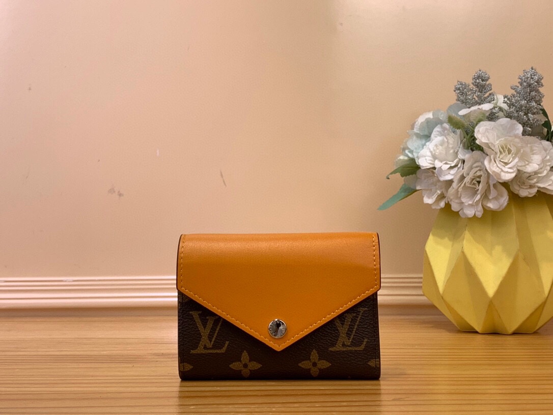 NO:620032,Top original order [Victorine Wallet] m12392 Presbyopia/Rose m12387 Presbyopia/Red m12390 Presbyopia/Yellow m12885 Presbyopia/Blue (Colorful) Introducing the new seasonal colors of Victorine  Ms Wallet, inspired by the Louis Vuitton archives. A statement choice for organizing valuables, it is made of iconic Monogram canvas and features a silver-tone snap closure. The compact design opens to reveal multiple compartments to protect banknotes, coins and cards. Dimensions 12 x 9.5 x 2.5 cm. 1812025, louis vuitton, wallets19860909顶级原单【Victorine Wallet】 m12392 老花/玫红 m12387 老花/红色 m12390 老花/黄色 m12885 老花/蓝色（七彩） 介绍全新的季节性颜色的Victorine Ms钱包,灵感来自路易威登档案.它是整理贵重物品的声明选择,由标志性的Monogram帆布制成,并带有银色的按扣.紧凑的设计打开,露出多个隔间,以保护钞票、硬币和卡片. 尺寸12 x 9.5 x 2.5厘米.1812025,,louis vuitton,wallets,Bag