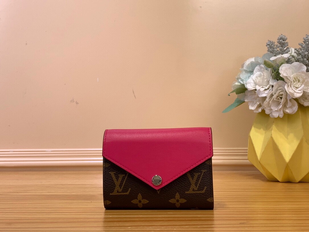 NO:620027,Top original order [Victorine Wallet] m12392 Presbyopia/Rose m12387 Presbyopia/Red m12390 Presbyopia/Yellow m12885 Presbyopia/Blue (Colorful) Introducing the new seasonal colors of Victorine  Ms Wallet, inspired by the Louis Vuitton archives. A statement choice for organizing valuables, it is made of iconic Monogram canvas and features a silver-tone snap closure. The compact design opens to reveal multiple compartments to protect banknotes, coins and cards. Dimensions 12 x 9.5 x 2.5 cm 1812025, louis vuitton, wallets19860909顶级原单【Victorine Wallet】 m12392 老花/玫红 m12387 老花/红色 m12390 老花/黄色 m12885 老花/蓝色（七彩） 介绍全新的季节性颜色的Victorine Ms钱包,灵感来自路易威登档案.它是整理贵重物品的声明选择,由标志性的Monogram帆布制成,并带有银色的按扣.紧凑的设计打开,露出多个隔间,以保护钞票、硬币和卡片. 尺寸12 x 9.5 x 2.5厘米 1812025,,louis vuitton,wallets,Bag