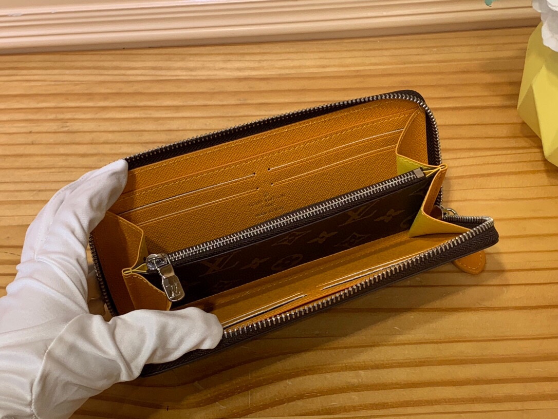 NO:620037,Top original order [Clémence Wallet] m12395 Presbyopia/Rose m12393 Presbyopia/Yellow m12883 Presbyopia/Blue (Colorful) This Clémence Ms wallet combines tradition and creativity and belongs to LV  A new chapter in the Colormania collection. In a bold and fresh color palette, it remains an elegant choice for storing valuables, with plenty of pockets, compartments and card slots. The sleek style is made of iconic Monogram canvas and embellished with silver-tone hardware. Dimensions 20 x 9 x 2 cm. 2013028, louis vuitton, wallets19860909顶级原单【Clémence Wallet】m12395 老花/玫红 m12393 老花/黄色 m12883 老花/蓝色（七彩） 这款Clémence Ms钱包结合了传统和创造力,属于LV Colormania系列的新篇章.在大胆而清新的调色板中,它仍然是存放贵重物品的优雅选择,拥有大量的口袋、隔间和卡槽.光滑的风格由标志性的Monogram帆布制成,并饰有银色的五金. 尺寸20 x 9 x 2厘米.2013028,,louis vuitton,wallets,Bag