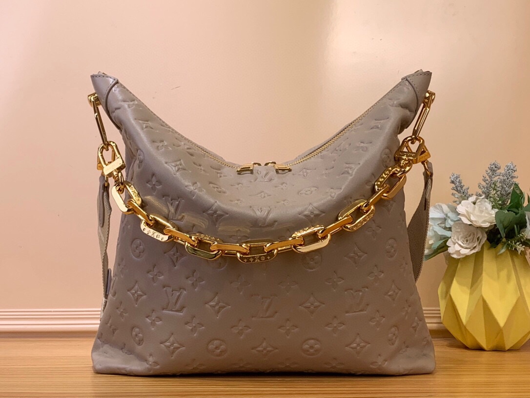 NO:552390,Top original order [Coussin Hobo MM handbag] m12072 purple m12071 taupe m12068 black as Coussin  Complementing the GxYs range's statement, this new Hobo model strikes a balance between style and functionality. Showcasing the range's signature design details, it is made from smooth padded leather embossed with the house's monogram and features a signature chunky chain accented with gold-tone hardware. The large removable textile strap offers a variety of wearing options. This versatile product also includes a removable zipper bag, sized to store a laptop. Dimensions 38 x 33 x 10 cm  931981000,19860909顶级原单【Coussin Hobo MM手袋】m12072 紫红色 m12071 灰褐色 m12068 黑色 作为Coussin GxYs系列的声明补充,这款新的Hobo模型在时尚和功能之间取得了平衡.展示了该系列的标志性设计细节,它由光滑的衬垫皮革制成,上面压有房子的字母组合,并有一个标志性的厚实的链条,点缀着金色的五金.大型可拆卸纺织带提供多种穿着选择.这款多功能产品还包括一个可拆卸的拉链袋,尺寸可以存放笔记本电脑. 尺寸38 x 33 x 10厘米 931981000,,Bag
