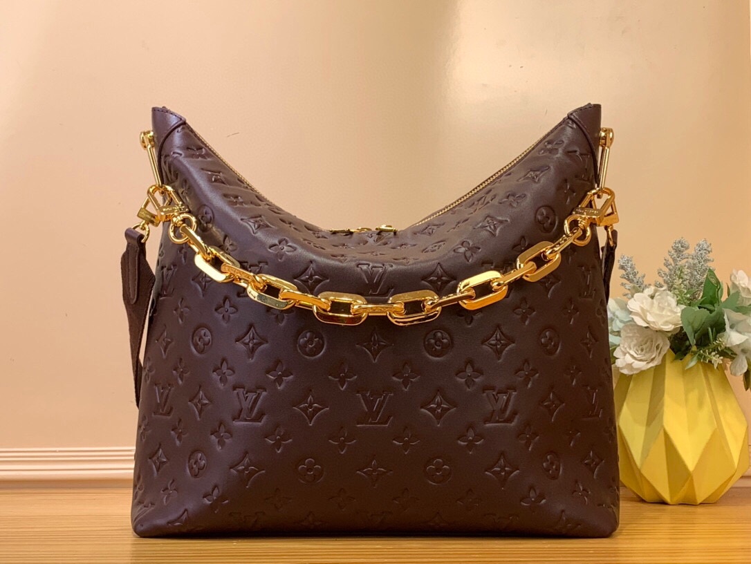 NO:552384,Top original order [Coussin Hobo MM handbag] m12072 purple m12071 taupe m12068 black as Coussin  Complementing the GxYs range's statement, this new Hobo model strikes a balance between style and functionality. Showcasing the range's signature design details, it is made from smooth padded leather embossed with the house's monogram and features a signature chunky chain accented with gold-tone hardware. The large removable textile strap offers a variety of wearing options. This versatile product also includes a removable zipper bag, sized to store a laptop. Dimensions 38 x 33 x 10 cm  931981000,19860909顶级原单【Coussin Hobo MM手袋】m12072 紫红色 m12071 灰褐色 m12068 黑色 作为Coussin GxYs系列的声明补充,这款新的Hobo模型在时尚和功能之间取得了平衡.展示了该系列的标志性设计细节,它由光滑的衬垫皮革制成,上面压有房子的字母组合,并有一个标志性的厚实的链条,点缀着金色的五金.大型可拆卸纺织带提供多种穿着选择.这款多功能产品还包括一个可拆卸的拉链袋,尺寸可以存放笔记本电脑. 尺寸38 x 33 x 10厘米 931981000,,Bag
