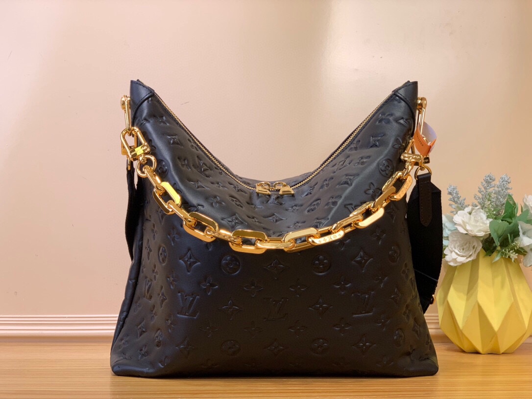 NO:552407,Top original order [Coussin Hobo MM handbag] m12071 taupe m12068 black m12072 purple (embossed)  A statement addition to the Coussin range, this new Hobo model strikes a balance between style and functionality. Showcasing the range's signature design details, it is made from smooth padded leather embossed with the house's monogram and features a signature chunky chain accented with gold-tone hardware. The large removable textile strap offers a variety of wearing options. This versatile product also includes a removable zipper bag, sized to store a laptop. Dimensions 38 x 33 x 10 cm  931981000,19860909顶级原单【Coussin Hobo MM手袋】m12071 灰褐色 m12068 黑色 m12072 紫红色 (压花) 作为Coussin系列的声明补充,这款新的Hobo模型在时尚和功能之间取得了平衡.展示了该系列的标志性设计细节,它由光滑的衬垫皮革制成,上面压有房子的字母组合,并有一个标志性的厚实的链条,点缀着金色的五金.大型可拆卸纺织带提供多种穿着选择.这款多功能产品还包括一个可拆卸的拉链袋,尺寸可以存放笔记本电脑. 尺寸38 x 33 x 10厘米 931981000,,Bag