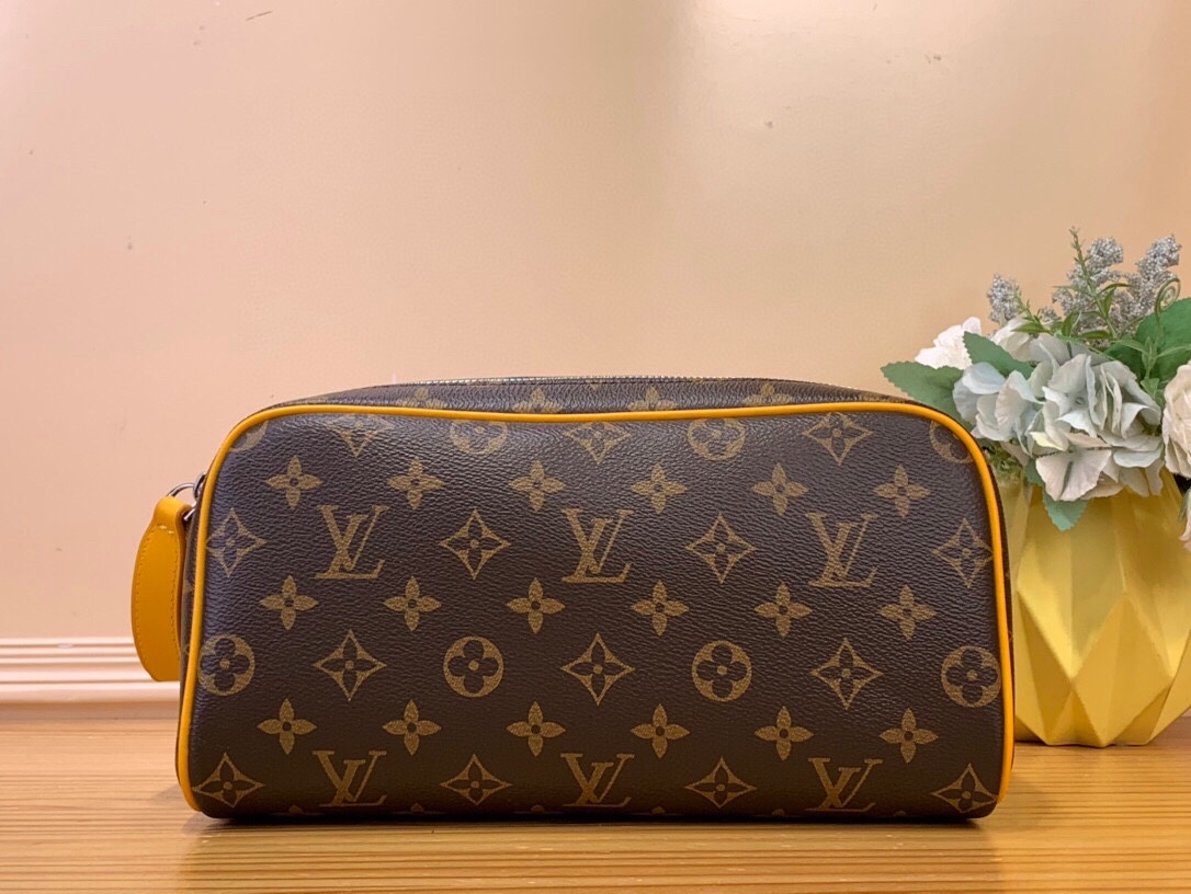 NO:619946,Top original order [DO KIT toilet bag] m12639 Presbyopic/green m12640 Presbyopic/red m12638 Presbyopic/blue m12641 Presbyopic/rose red m12642 Presbyopic/purple m12643 Presbyopic/yellow (colorful) This Do Kit Ms toilet bag is made of Monogram Macassar  Coated canvas brings a vibrant hue to the trim and leather handles fastened to a double zip. A washable lining complements the exterior details and easily holds toiletries and essentials on the go. Dimensions 15 x 16.5 x 28 cm 3314044,19860909顶级原单【DO KIT 盥洗袋】 m12639 老花/绿色 m12640 老花/红色 m12638老花/蓝色 m12641老花/玫红色 m12642 老花/紫色 m12643 老花/黄色（七彩） 本款 Do Kit Ms盥洗袋取材 Monogram Macassar 涂层帆布,为镶边和固定于双拉链的皮革手柄渲染明丽色调.可水洗内衬与外部细节相互映衬,可轻松容纳洗漱用品和随行所需. 尺寸15 x 16.5 x 28 厘米 3314044,,Bag